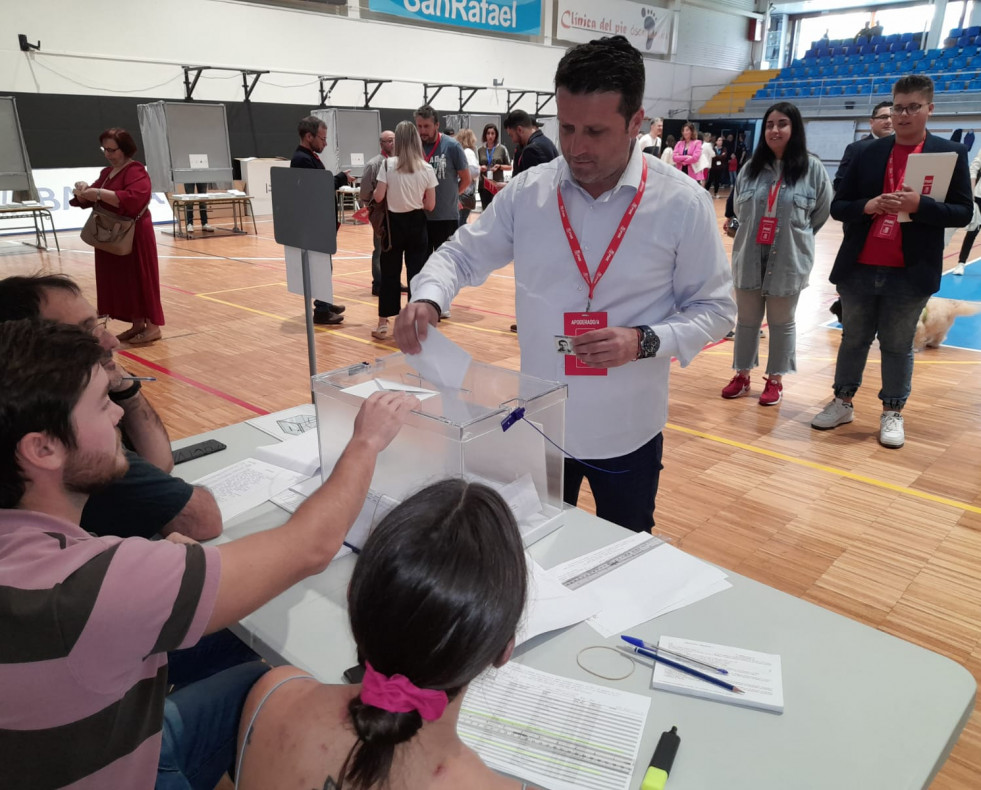 José Ramón Romero, candidato del PSUE a revalidar la Alcaldía de Boiro, voto a las 12.01 en una mesa del colegio electoral instalada en la pista del complejo polideportivo de A Cachada.