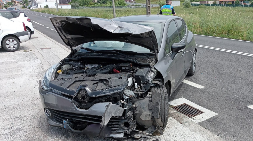 Herida una conductora sexagenaria en un accidente de tráfico en Asados, en Rianxo