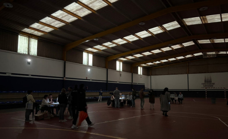 La tormenta deja a oscuras un colegio electoral en Santiago e incidencias de inundaciones