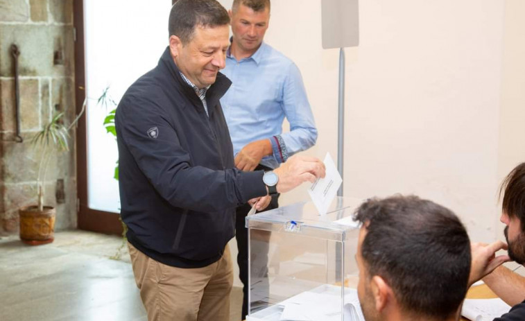 Manuel Campos pierde la mayoría absoluta en Cuntis y se ve forzado a entenderse con el BNG tras el ascenso del PP