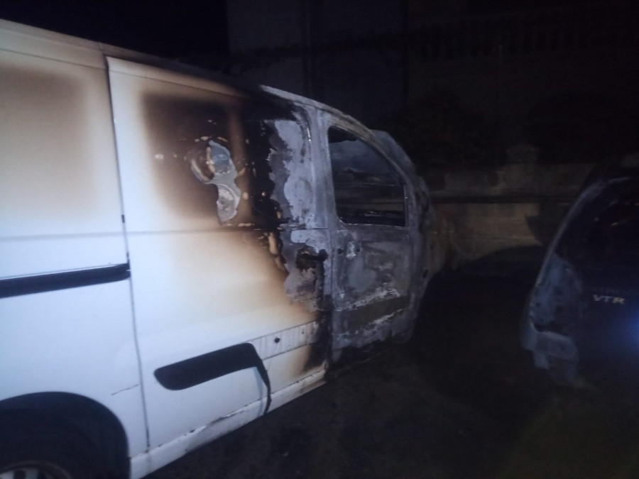 Calcinados dos vehículos y otro parcialmente dañado a causa de un incendio en uno de ellos en A Pobra