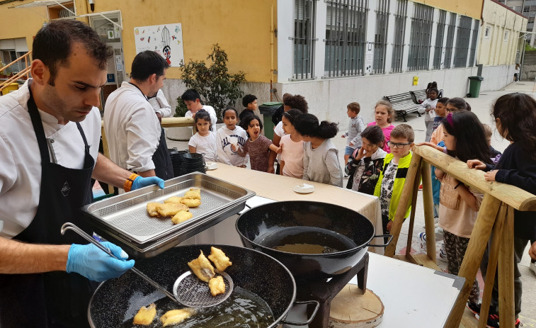 El lirio de Ribeira se convirtió en protagonista de una jornada para potenciar su consumo en O Grupo