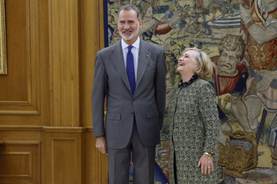 Felipe VI se reúne con Hillary Clinton en la Zarzuela