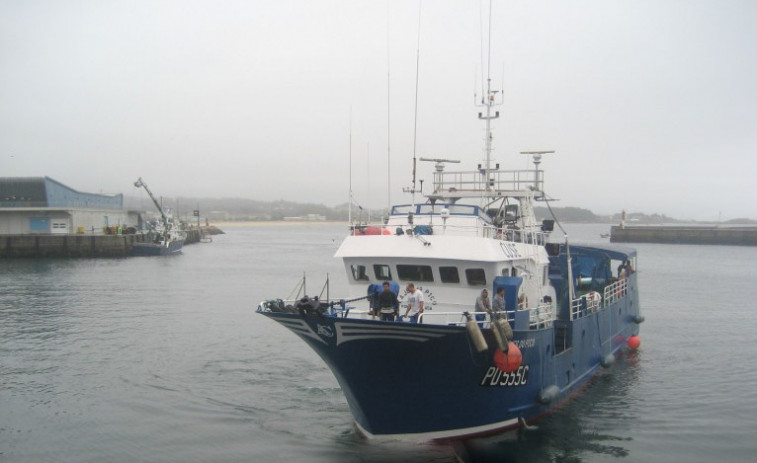 Un barco de Ribeira se va a pique en Las Azores y sus doce tripulantes están a salvo