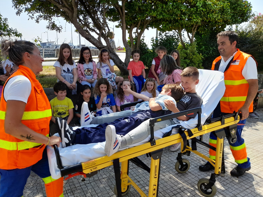 Los equipos de emergencias y seguridad se exhiben en la Praza Segundo Durán de A Pobra