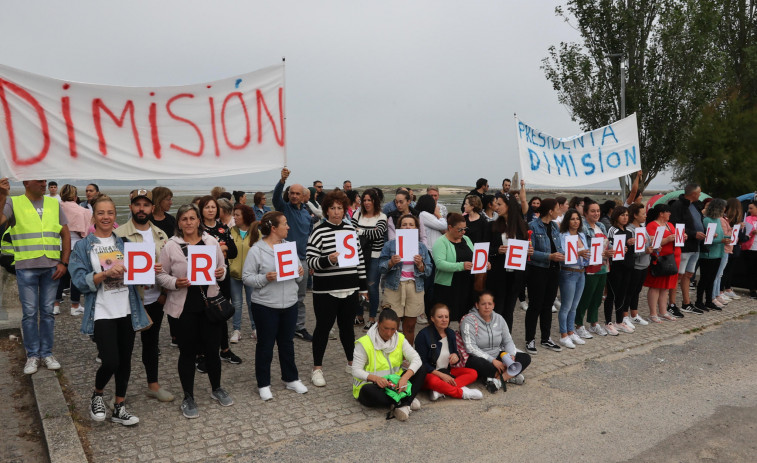 Mariscadoras de a pie de Cambados exigen la dimisión de su presidenta