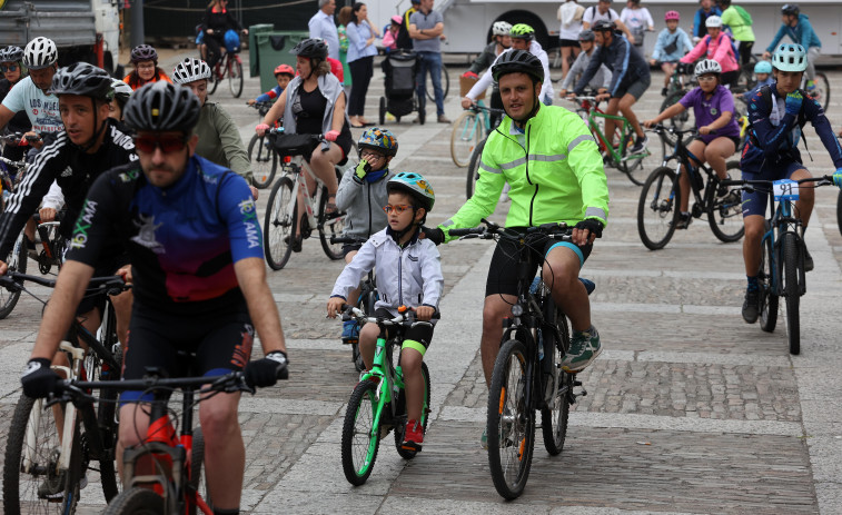 Los ciclistas llenan Cambados en una Festa da Bicicleta en la que predominó el ambiente familiar