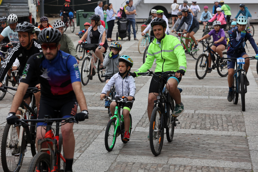 Los ciclistas llenan Cambados en una Festa da Bicicleta en la que predominó el ambiente familiar