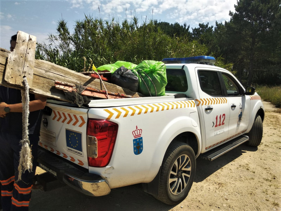 A Pobra se suma a la lucha contra la “basuraleza” con la retirada de 206 kilos de residuos en la playa de A Corna
