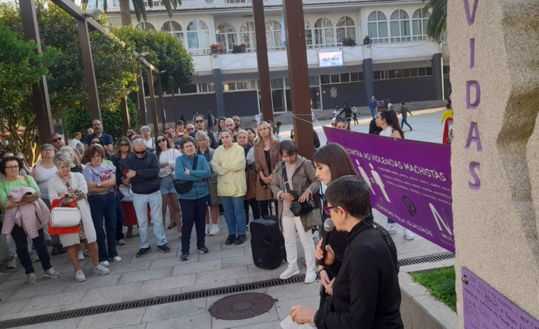 Condena de Ribeira al último crimen machista de una mujer en Oia