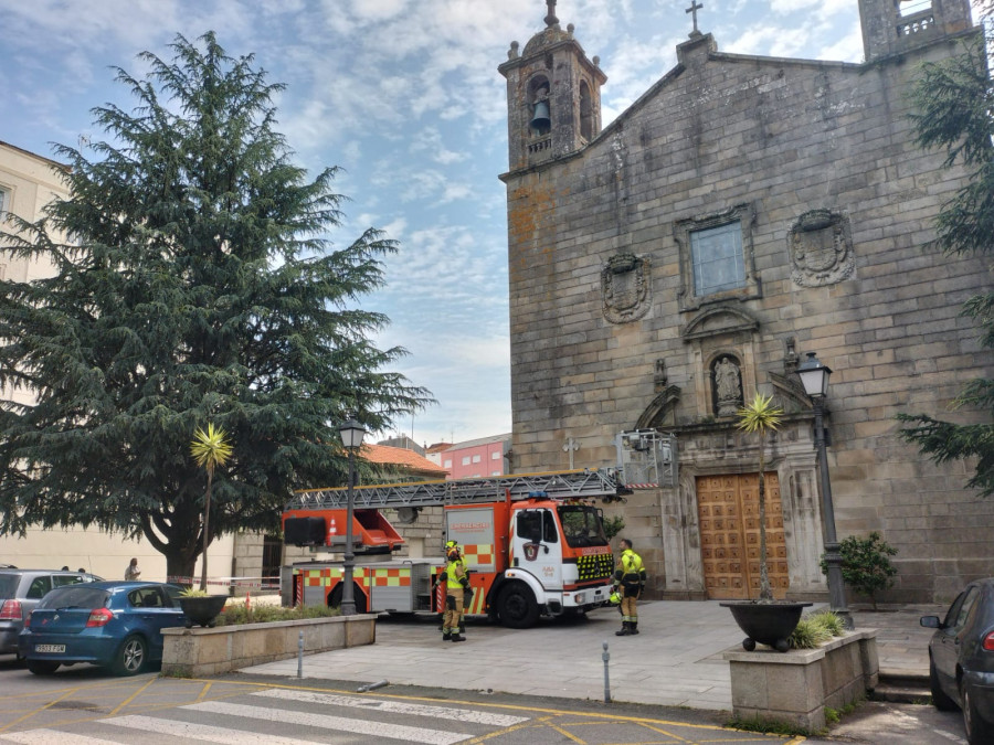 Caen unos cascotes del campanario de la iglesia de Santa Eulalia, en Vilagarcía