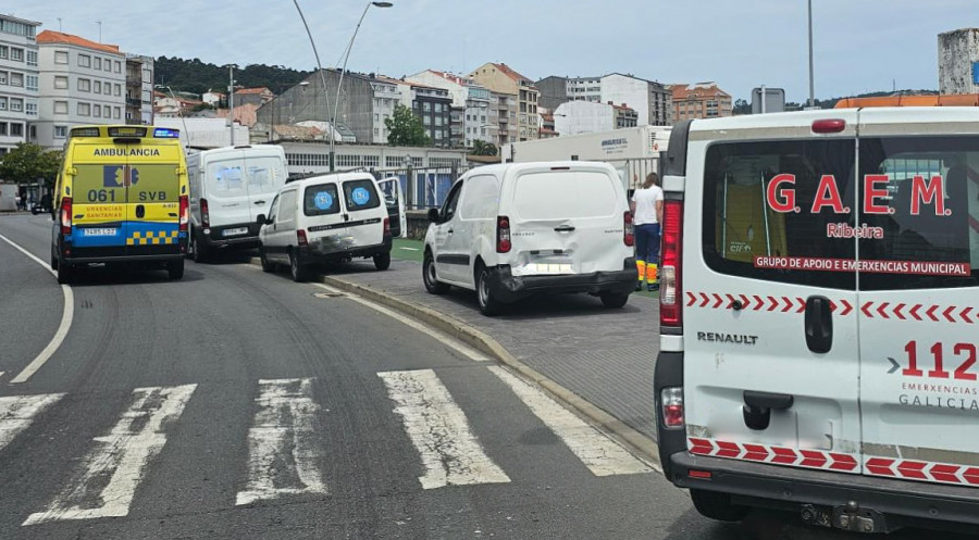 Heridas dos mujeres en un accidente de tráfico múltiple en la Avenida do Malecón de Ribeira