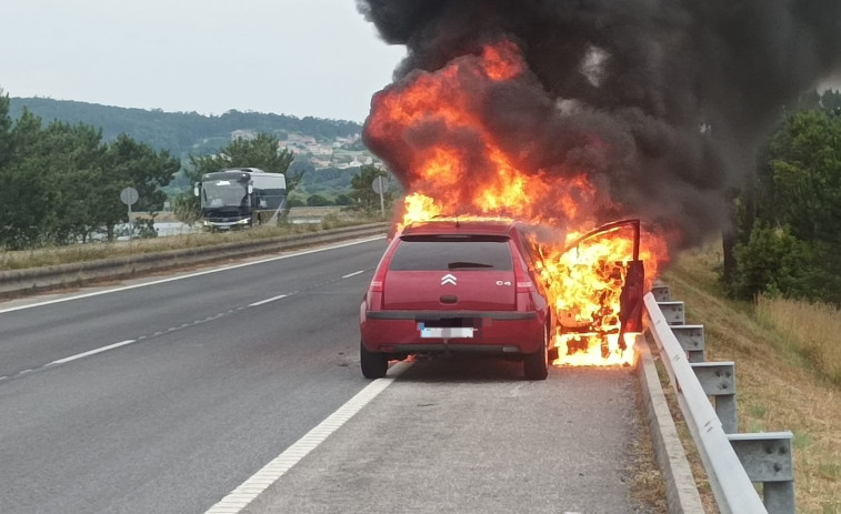 Arde un vehículo cuando circulaba por la carretera de A Lanzada y su conductor sale ileso