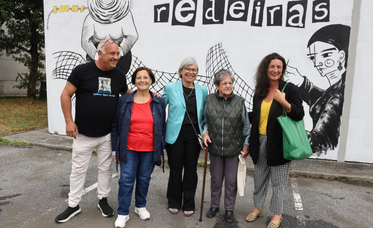 Chere y Ferradás convierten un muro de hormigón del IES Asorey en un bello homenaje a las redeiras
