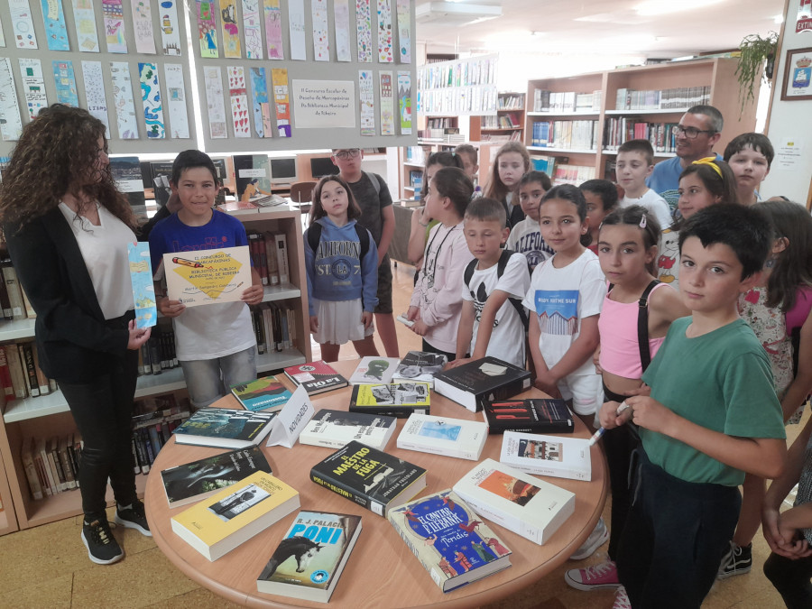 Martín Sampedro Cambeiro, de Palmeira, gana el II Concurso de Marcapáxinas de la biblioteca de Ribeira