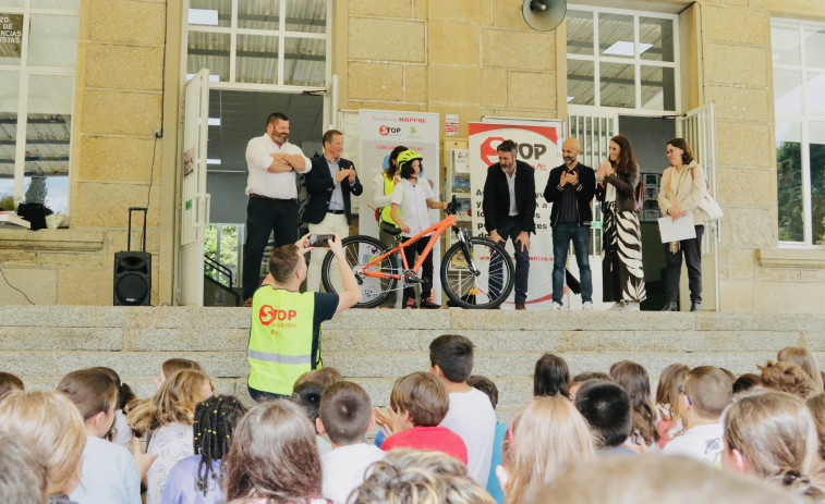 Izan Teijo, del Anexo A Lomba, gana el concurso de dibujo de Stop Accidentes