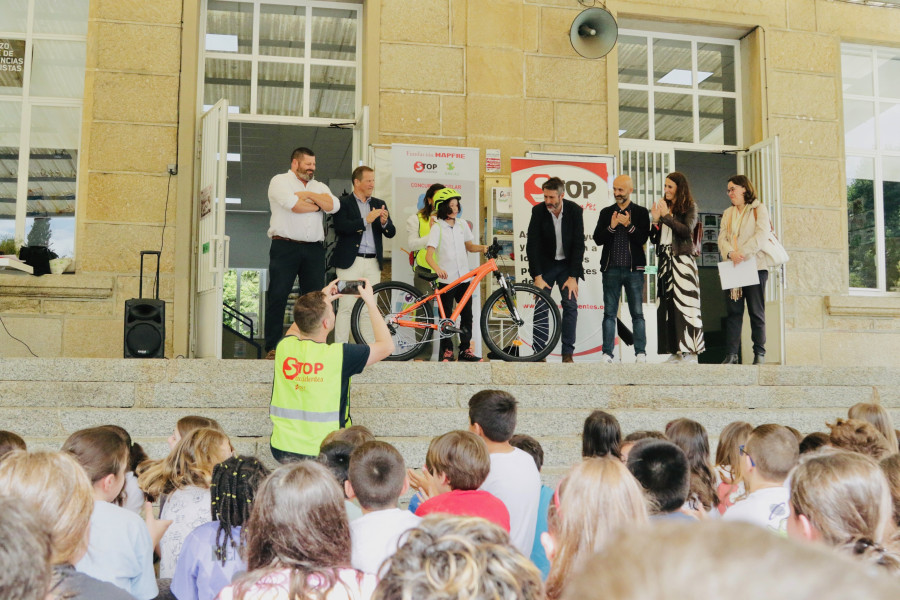 Izan Teijo, del Anexo A Lomba, gana el concurso de dibujo de Stop Accidentes