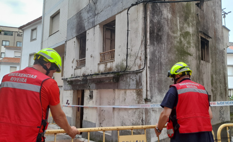 Vallan y perimetran por seguridad la narcocasa incendiada en Ribeira a la espera de que hoy comience su demolición