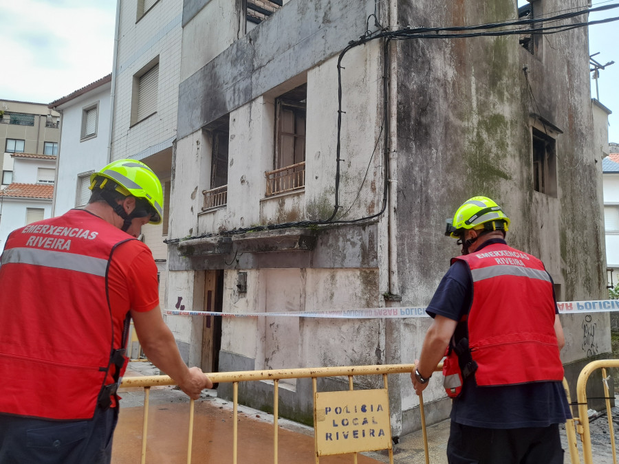 Vallan y perimetran por seguridad la narcocasa incendiada en Ribeira a la espera de que hoy comience su demolición