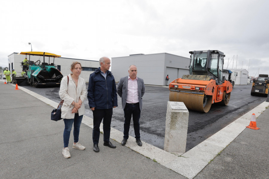 Portos asfalta los viales del muelle vilanovés por petición del Concello ante las quejas recibidas