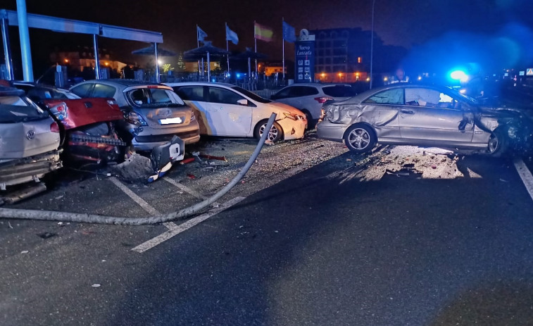 Herido leve tras chocar contra una farola y seis coches en Sanxenxo