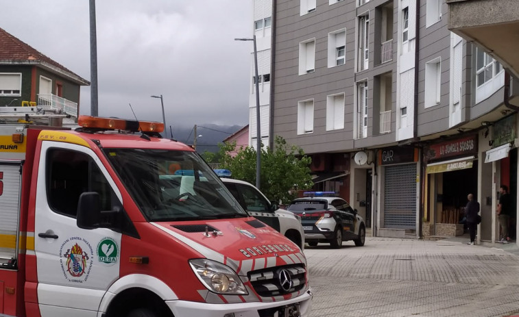 Se entregan los dos jóvenes atrincherados en un piso de Boiro tras agredir supuestamente a una mujer