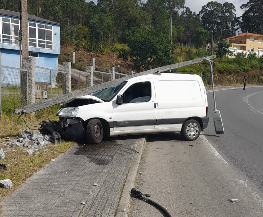 Un conductor se ausenta de un accidente en Ribeira pero lo localizan y trasladan al Hospital do Barbanza