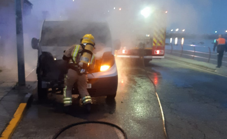 Los bomberos sofocan el incendio de una furgoneta en As Sinas