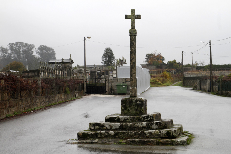 La ampliación del cementerio de Rubiáns, a un solo paso