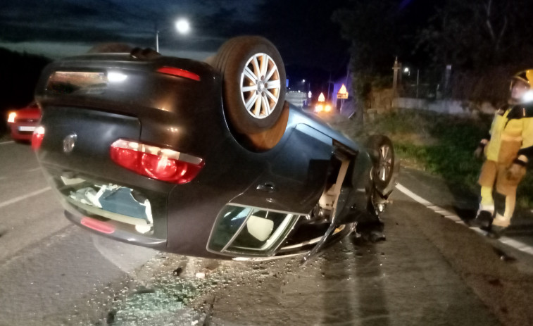 Atendidas cuatro personas por heridas en un accidente múltiple en el lugar de Xenxides, en Ribeira