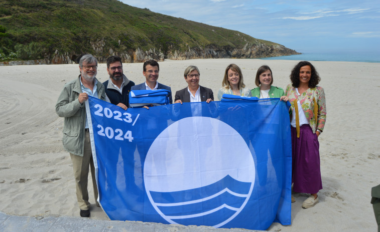 Arousa ya tiene sus banderas azules, símbolos de sus playas excelentes