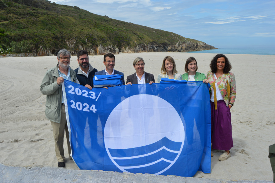 Arousa ya tiene sus banderas azules, símbolos de sus playas excelentes