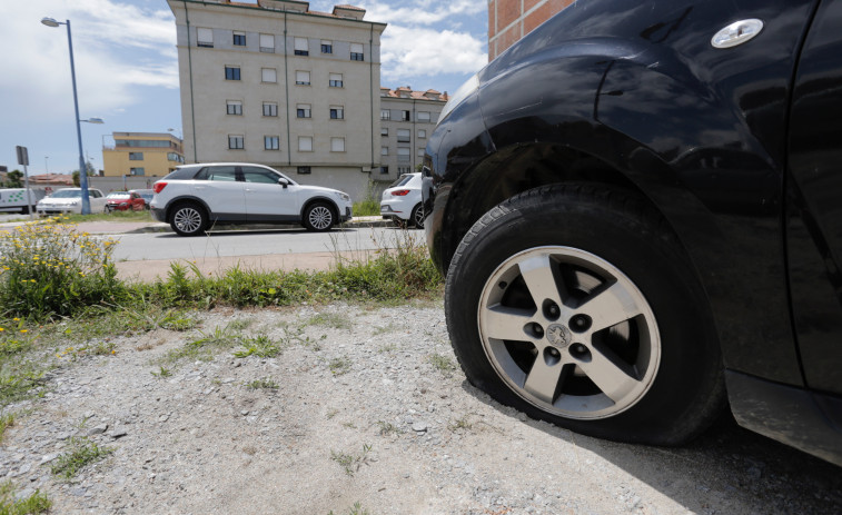 Cambados amanece con nuevos destrozos en coches aparcados: Diez con las ruedas pinchadas