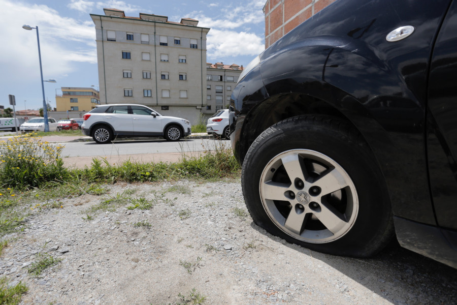 Cambados amanece con nuevos destrozos en coches aparcados: Diez con las ruedas pinchadas