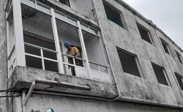 Inician la demolición de un edificio en las curvas de A Muiñeira para mejorar la seguridad en ese tramo viario