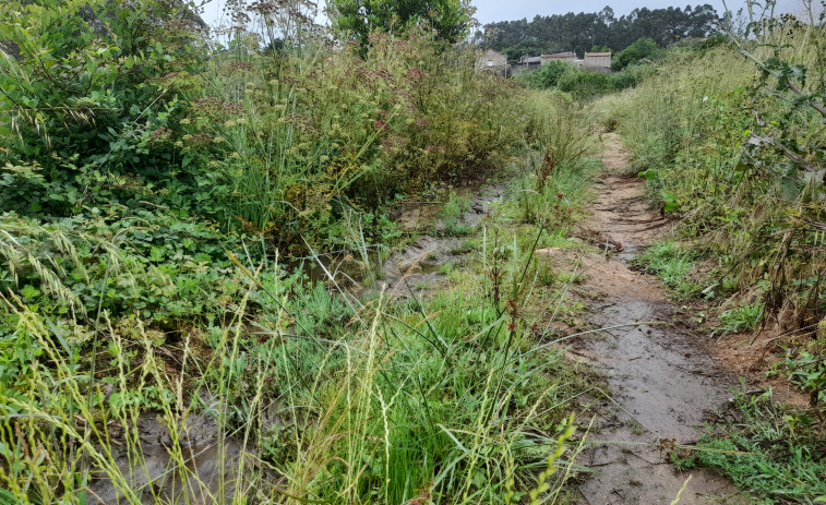 Denuncian el estado intransitable del camino que comunica la aldea de Axeitos con el río Sanchanás