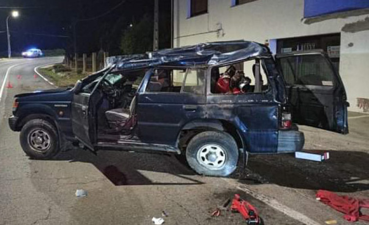 Un conductor se marcha del lugar del accidente que sufrió con su coche en A Burata, en Rianxo