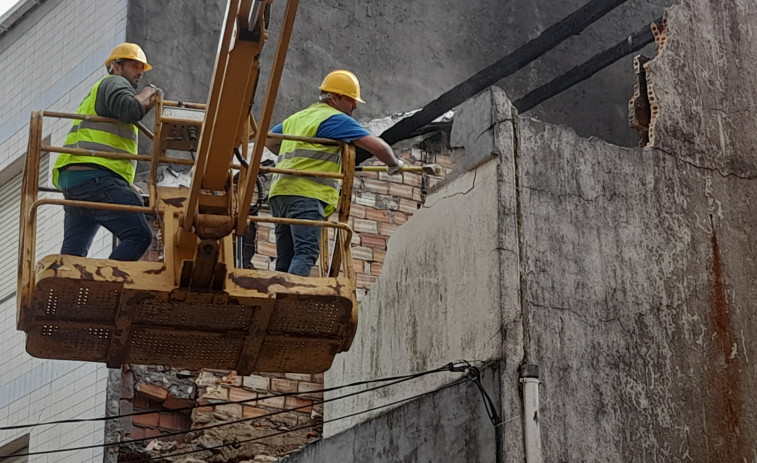 Comenzó la demolición de la narcocasa que se incendió hace diez días en Ribeira