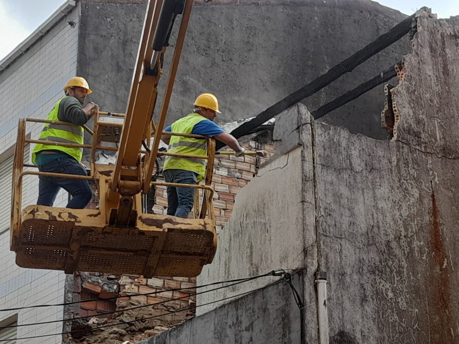 Comenzó la demolición de la narcocasa que se incendió hace diez días en Ribeira