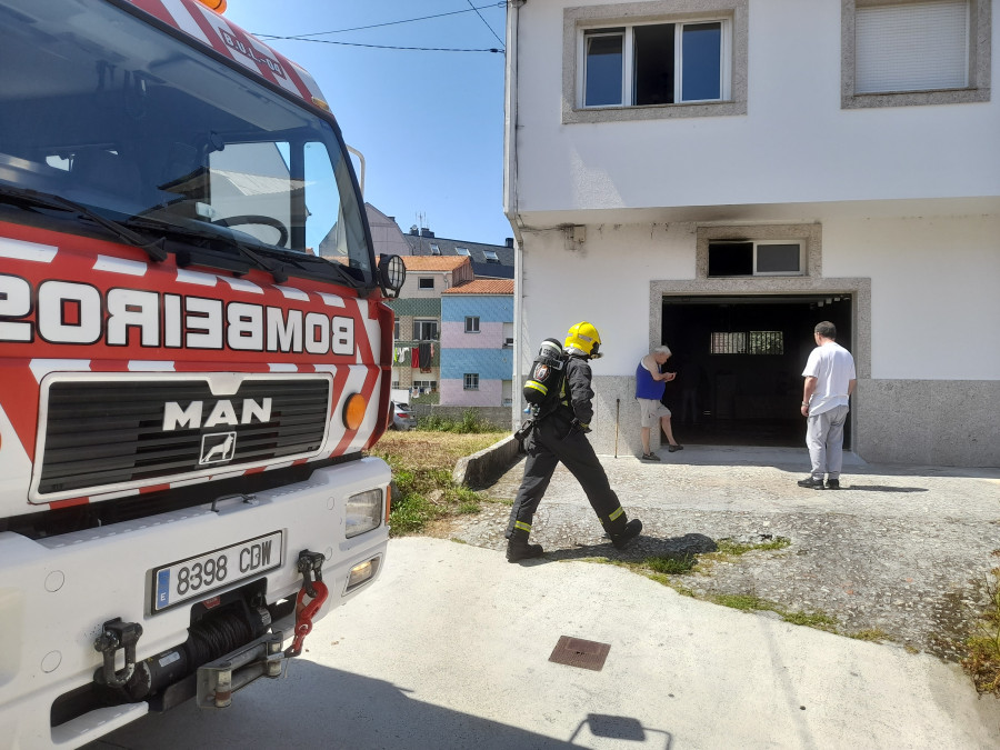 Un incendio en un garaje de una casa de la Rúa Pombal, en Ribeira, obliga a evacuar a dos personas mayores