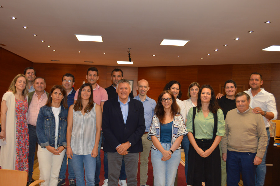 El último Pleno de Sanxenxo despide a siete concejales y el PSOE reorganiza su estructura tras la renuncia de Marta Caneda