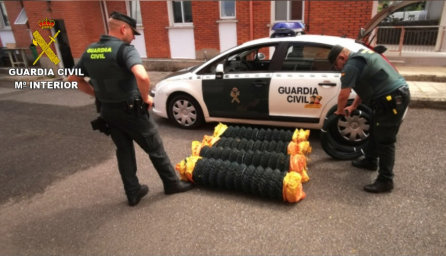 La Guardia Civil detiene a dos jóvenes por un robo con escala en Caldas