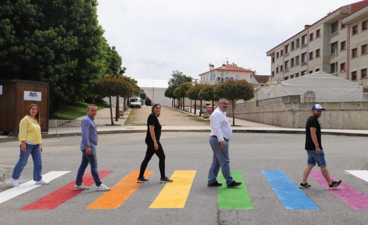 Ribadumia inaugura el primer paso de peatones arcoíris de O Salnés y celebra mañana la quinta Ruada das Gotas