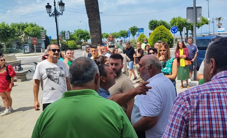 Tensión tras el Pleno en Cambados: Un vecino intenta agredir a José Ramón Abal