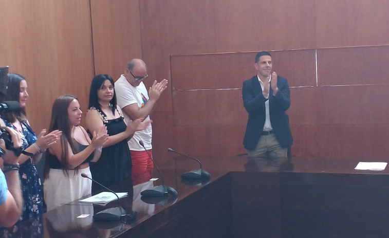 Luis Arosa se convierte en alcalde de A Illa para encabezar el primer bipartito de su historia