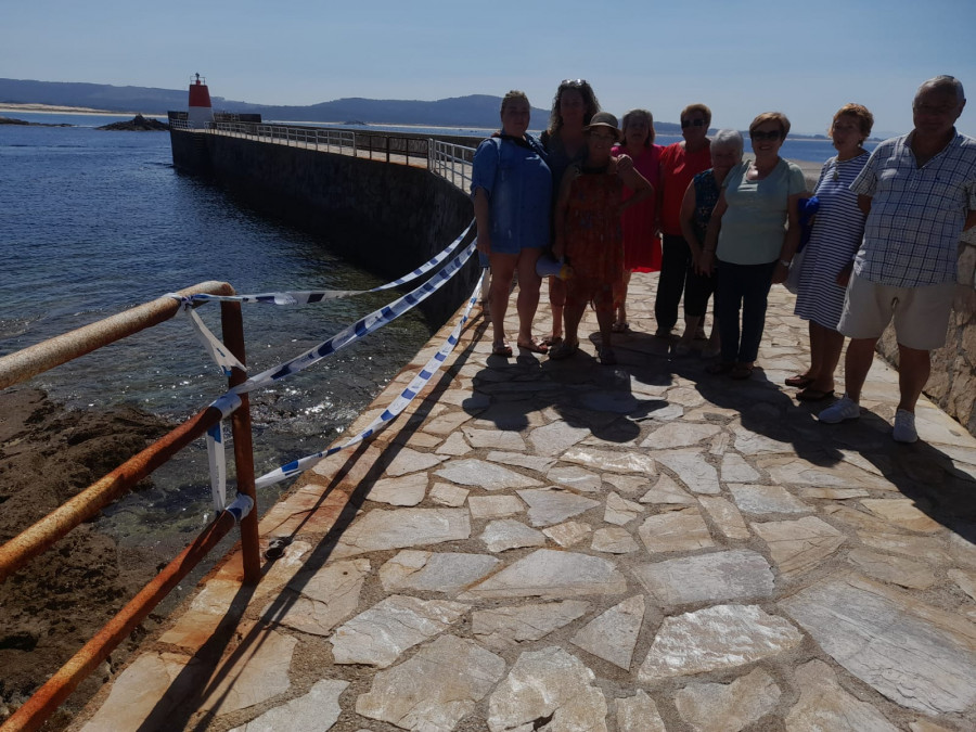 Reclaman mejoras en las medidas de seguridad e iluminación en el espigón del muelle de Corrubedo