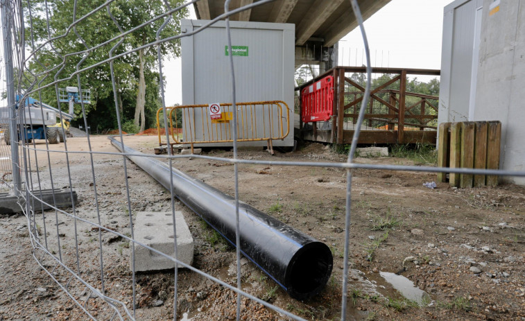 Una reparación provisional sutura el tubo de agua del puente en obras en Pontearnelas