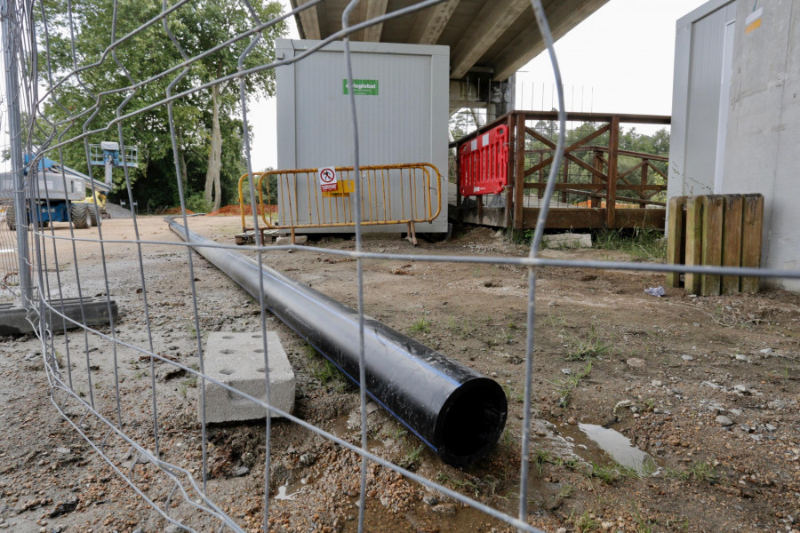 Una reparación provisional sutura el tubo de agua del puente en obras en Pontearnelas