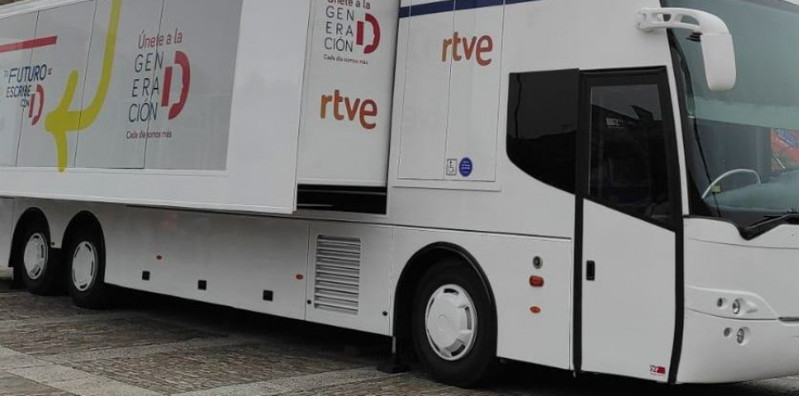 El autobús de Generación D recala estos días en Rianxo para desarrollar y mejorar las competencias digitales