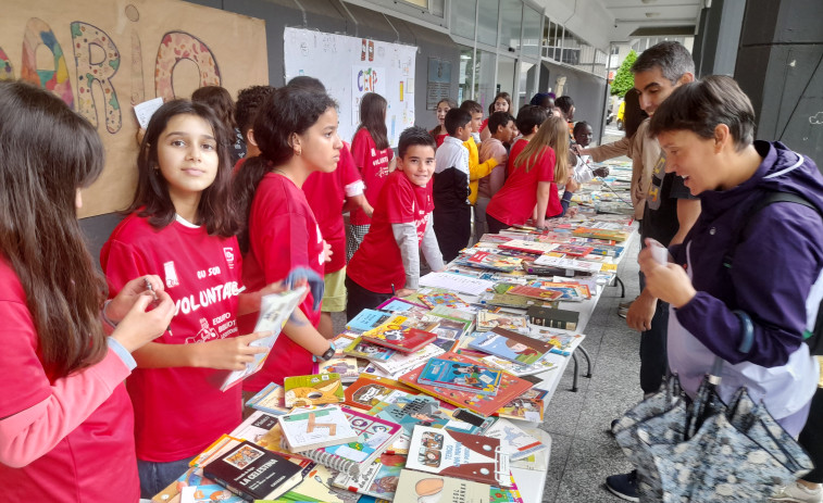 Reportaje | El mal tiempo no frena la solidaridad de Ribeira cambiando alimentos por libros